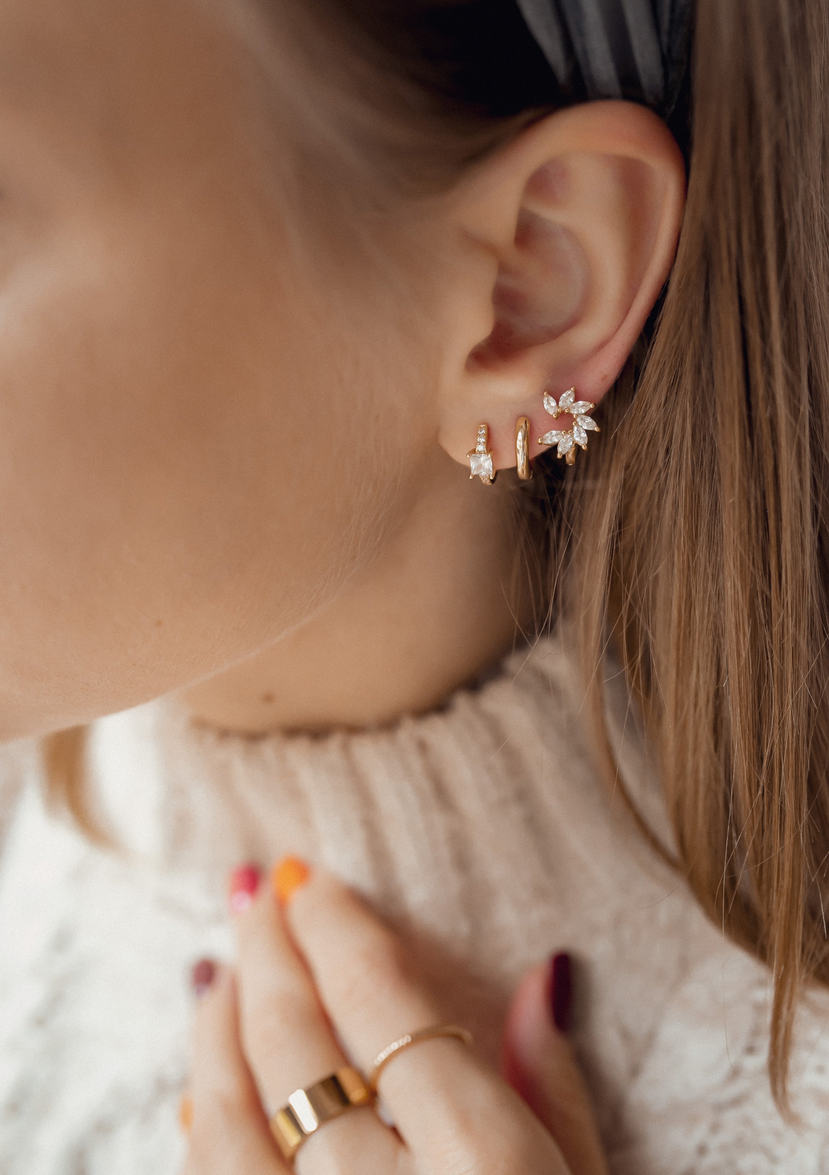 Pendientes Huggie Pétalo de Gema Plata de Ley 925
